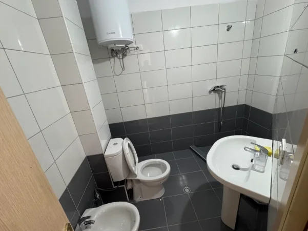 Tirane, jepet me qera apartament 2+1+Ballkon Kati 2, 115 m² 450 € (Liqeni i Thate)