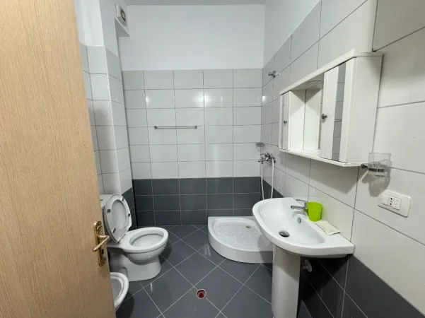Tirane, jepet me qera apartament 2+1+Ballkon Kati 2, 115 m² 450 € (Liqeni i Thate)