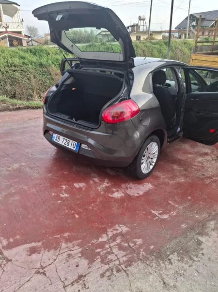 Fier, shitet makine Fiat Bravo Nafte, gri e erret manuale Klima 200.000 km 3.000 €