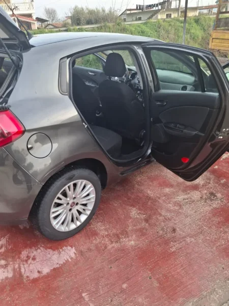 Fier, shitet makine Fiat Bravo Nafte, gri e erret manuale Klima 200.000 km 3.000 €