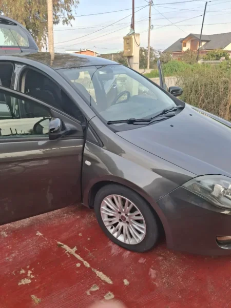 Fier, shitet makine Fiat Bravo Nafte, gri e erret manuale Klima 200.000 km 3.000 €