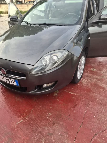Fier, shitet makine Fiat Bravo Nafte, gri e erret manuale Klima 200.000 km 3.000 €