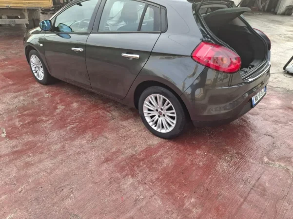 Fier, shitet makine Fiat Bravo Nafte, gri e erret manuale Klima 200.000 km 3.000 €