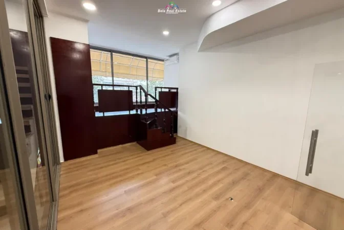 Tirane, jepet me qera zyre Kati 2, 65 m² 1.050 € (Rruga Urani Pano)