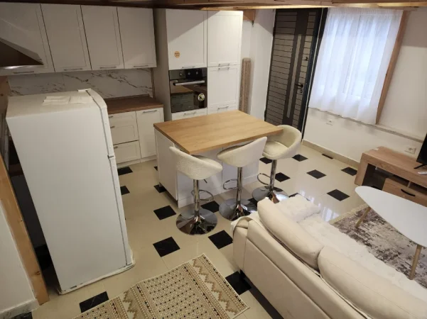 Tirane, jepet me qera Dublex Kati 0, 550 € 