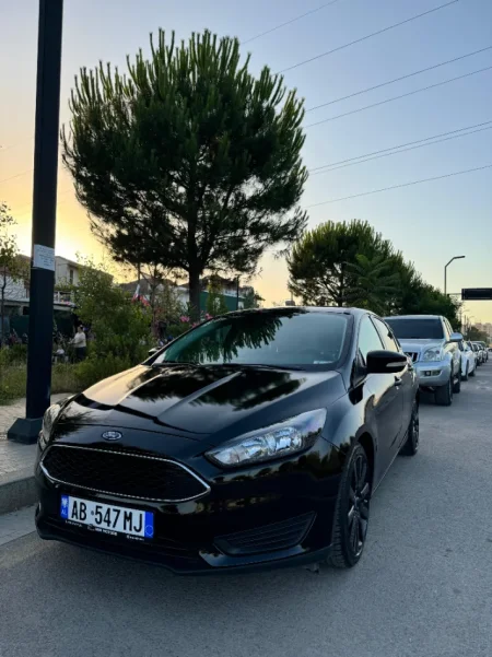 Tirane, shitet makine Ford Focus Benzin, e zeze automatik Kondicioner 180.000 km 7.300 €