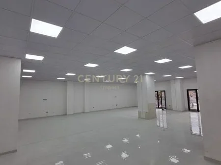Tirane, jepet me qera ambjent biznesi Kati 1, 296 m² 2.500 € 
