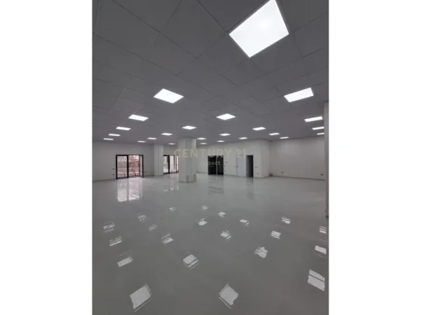 Tirane, jepet me qera ambjent biznesi Kati 1, 296 m² 2.500 € 