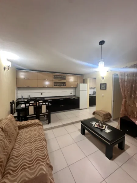Tirane, jepet me qera apartament 1+1 Kati 4, 60 m² 300 € (Kombinat)