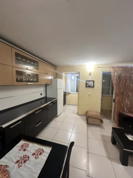 Tirane, jepet me qera apartament 1+1 Kati 4, 60 m² 300 € (Kombinat)