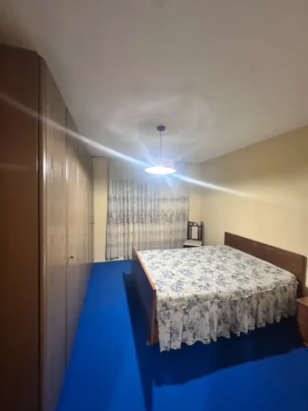 Tirane, jepet me qera apartament 1+1 Kati 4, 60 m² 300 € (Kombinat)