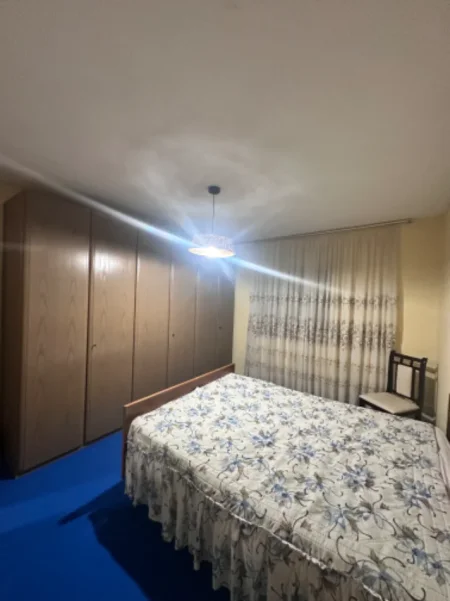 Tirane, jepet me qera apartament 1+1 Kati 4, 60 m² 300 € (Kombinat)