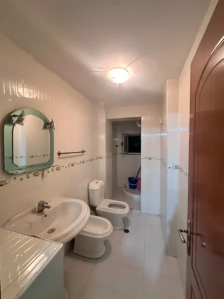 Tirane, jepet me qera apartament 1+1 Kati 4, 60 m² 300 € (Kombinat)