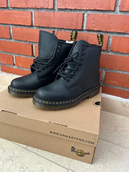 Tirane, shes Kepuce cizme “Dr Martens” 120 €