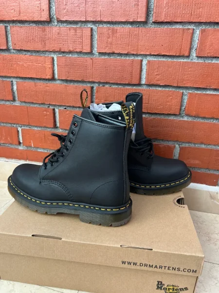 Tirane, shes Kepuce cizme “Dr Martens” 120 €