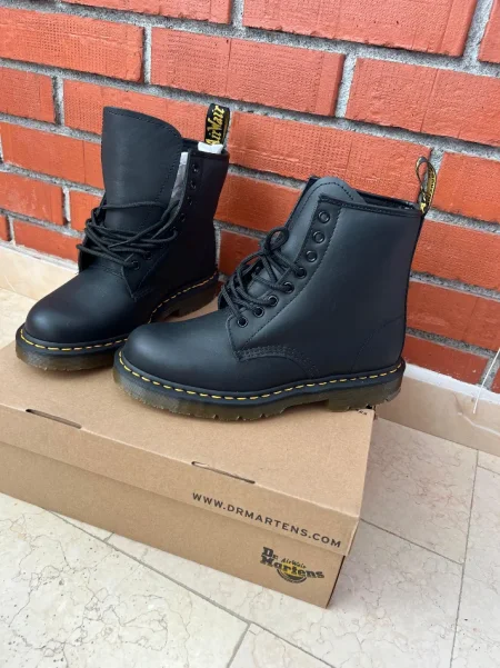 Tirane, shes Kepuce cizme “Dr Martens” 120 €