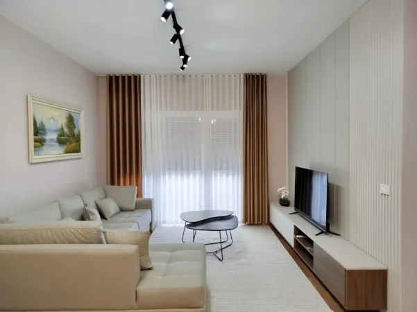 Shqiperi, jepet me qera apartament 1+1+Ballkon Kati 5, 80 m² 720 € (Prane Pazarit te Ri)