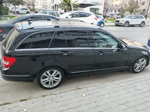 Durres, shes makine Mercedes-Benz Nafte, e zeze automatik 225.000 km 8.500 €