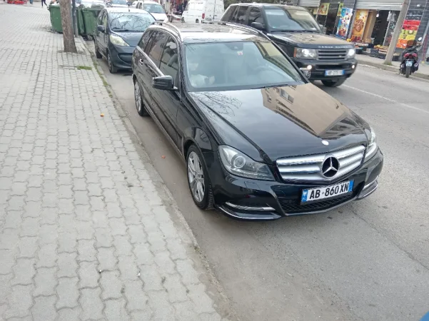 Durres, shes makine Mercedes-Benz Nafte, e zeze automatik 225.000 km 8.500 €