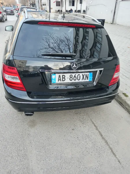 Durres, shes makine Mercedes-Benz Nafte, e zeze automatik 225.000 km 8.500 €