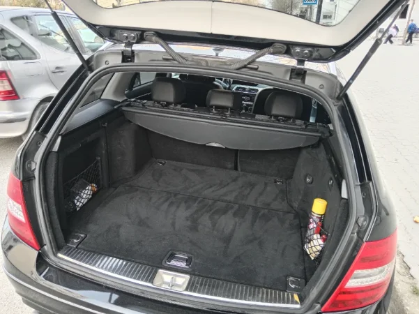 Durres, shes makine Mercedes-Benz Nafte, e zeze automatik 225.000 km 8.500 €