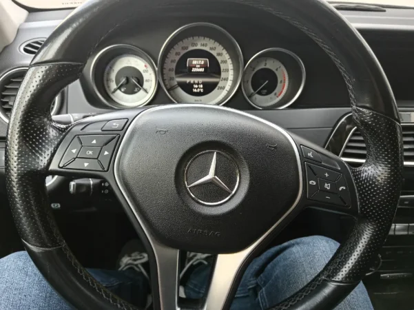 Durres, shes makine Mercedes-Benz Nafte, e zeze automatik 225.000 km 8.500 €