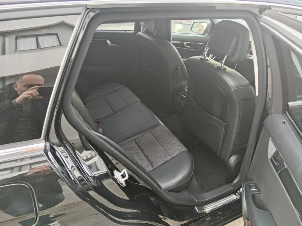 Durres, shes makine Mercedes-Benz Nafte, e zeze automatik 225.000 km 8.500 €