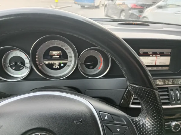 Durres, shes makine Mercedes-Benz Nafte, e zeze automatik 225.000 km 8.500 €