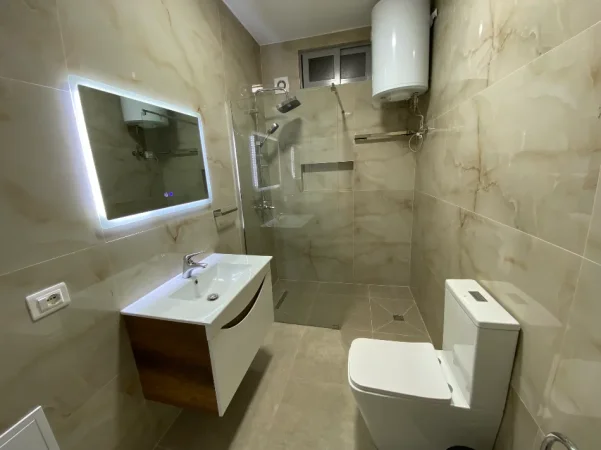 Tirane, jepet me qera apartament 1+1+Ballkon Kati 2, 67 m² 500 € (prane Vila L)