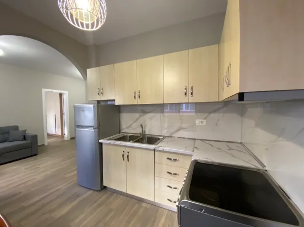 Tirane, jepet me qera apartament 1+1+Ballkon Kati 2, 67 m² 500 € (prane Vila L)