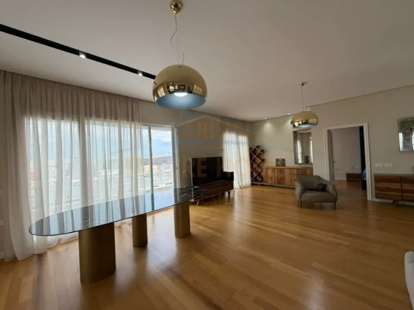 Tirane, jepet me qera apartament 2+1 Kati 5, 160 m² 1.800 € (Kopshti Botanik)