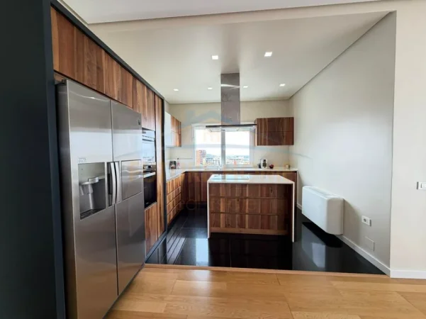 Tirane, jepet me qera apartament 2+1+Ballkon , 160 m² 1.800 € 