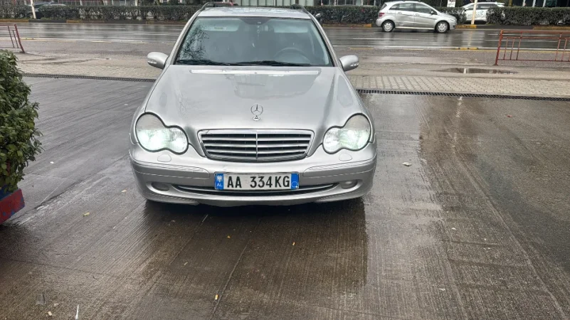 Tirane, shitet makine Mercedes Benz C class Benzin, gri metalizato automatik Kondicioner 34.000 km 359.900 €