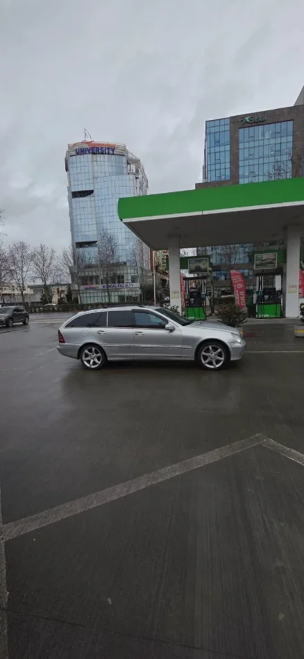 Tirane, shitet makine Mercedes Benz C class Benzin, gri metalizato automatik Kondicioner 34.000 km 359.900 €