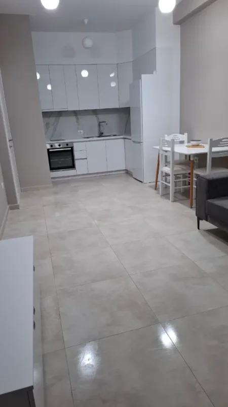 Tirane, jepet me qera apartament 1+1 Kati 6, 70 m² 600 € (Golden Park, Përball Spitalit Amerikan 3 ,Yzberisht, Tiranë)
