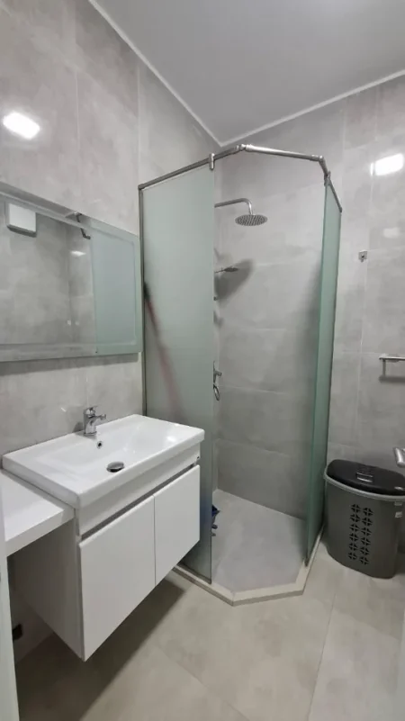 Tirane, jepet me qera apartament 1+1 Kati 6, 70 m² 600 € (Golden Park, Përball Spitalit Amerikan 3 ,Yzberisht, Tiranë)