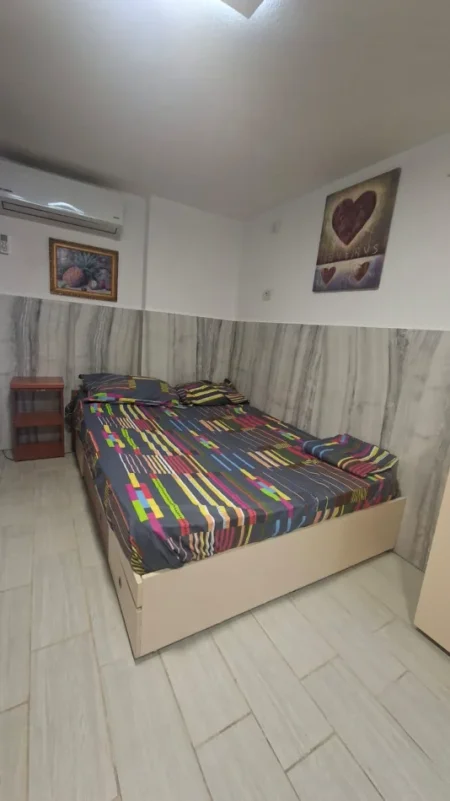 Tirane, jepet me qera apartament 1+1 Kati 1, 250 € (Rruga 5 maji)