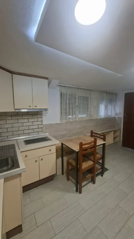 Tirane, jepet me qera apartament 1+1 Kati 1, 250 € (Rruga 5 maji)