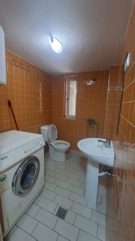 Tirane, jepet me qera apartament 1+1 Kati 1, 250 € (Rruga 5 maji)