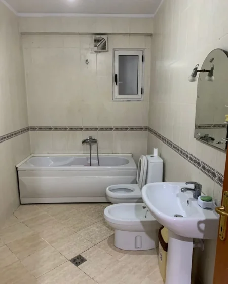 Tirane, jepet me qera apartament 2+1+Aneks+Ballkon Kati 2, 75 m² 650 € (Kompleksi Kika 1)