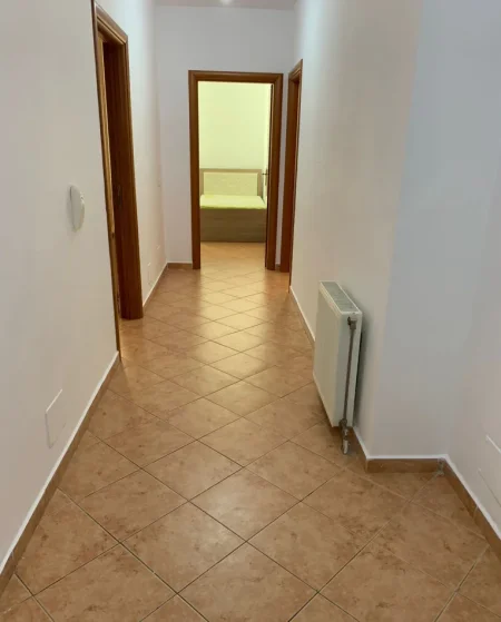 Tirane, jepet me qera apartament 2+1+Aneks+Ballkon Kati 2, 75 m² 650 € (Kompleksi Kika 1)