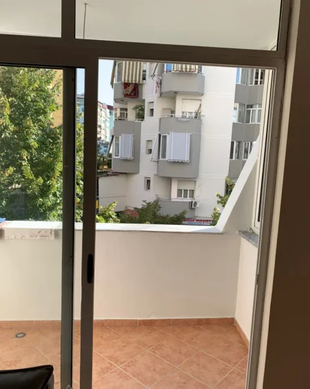 Tirane, jepet me qera apartament 2+1+Aneks+Ballkon Kati 2, 75 m² 650 € (Kompleksi Kika 1)