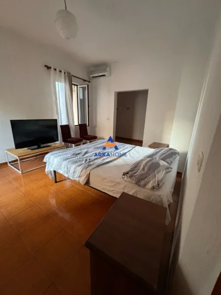 Tirane, jepet me qera apartament 1+1 Kati 1, 140 m² 417 € 