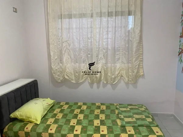Tirane, jepet me qera apartament 3+1 Kati 2, 1.258 m² 500 € (FRESKU)
