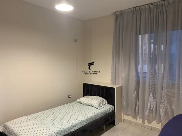 Tirane, jepet me qera apartament 3+1 Kati 2, 1.258 m² 500 € (FRESKU)