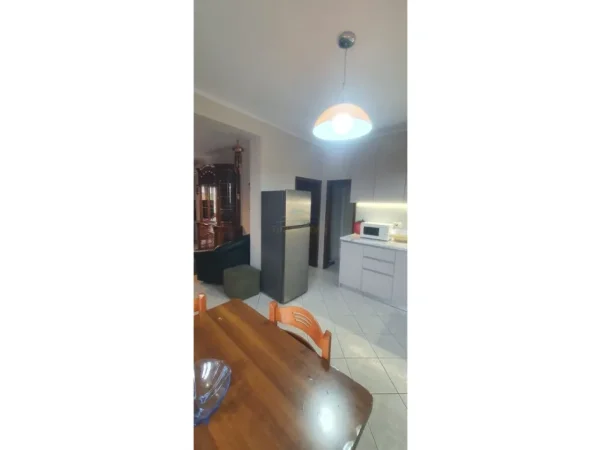 Tirane, jepet me qera apartament 2+1 Kati 3, 100 m² 600 € (Brryli)