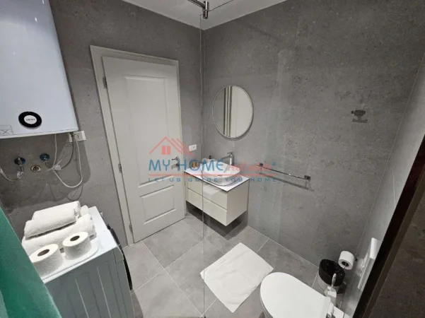 Tirane, jepet me qera apartament 1+1+Ballkon Kati 4, 55 m² 700 € (Rruga e Bogdaneve)