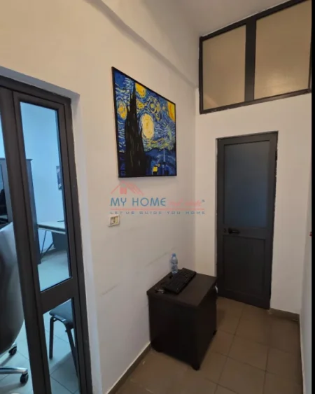 Tirane, jepet me qera zyre Kati 0, 24 m² 520 € (Bulevardi Bajram Curri)