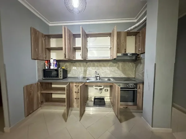 Tirane, jepet me qera apartament 2+1 Kati 2, 120 m² 530 € 