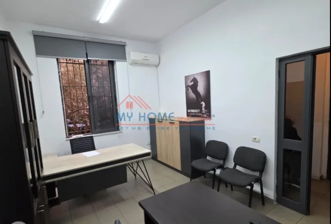 Tirane, jepet me qera zyre Kati 0, 24 m² 520 € (Bulevardi Bajram Curri)